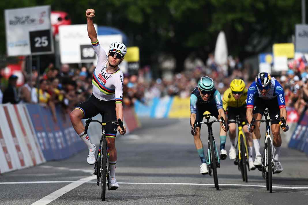 Tadej Pogacar célèbre la victoire du jour à Martigny.