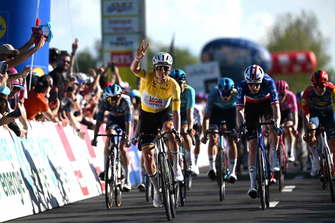 Tadej Pogacar célèbre sa deuxième victoire du jour dans le Tour de Romandie.