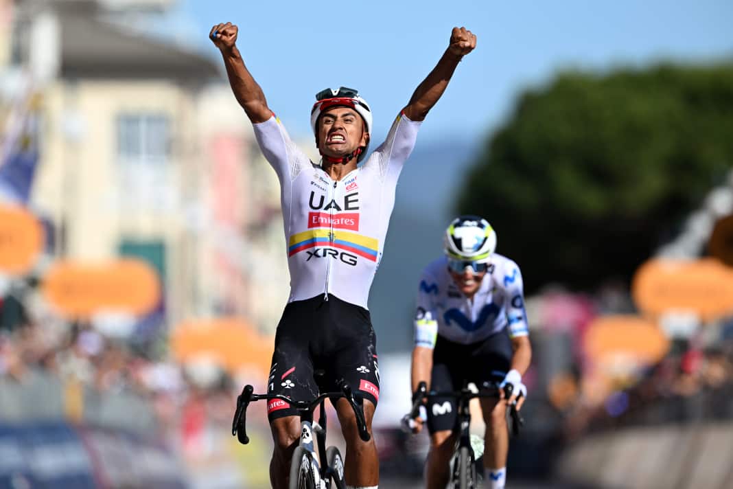 Jhonatan Narvaez (UAE-Emirates-XRG) feiert den Sieg auf der 11. Etappe.