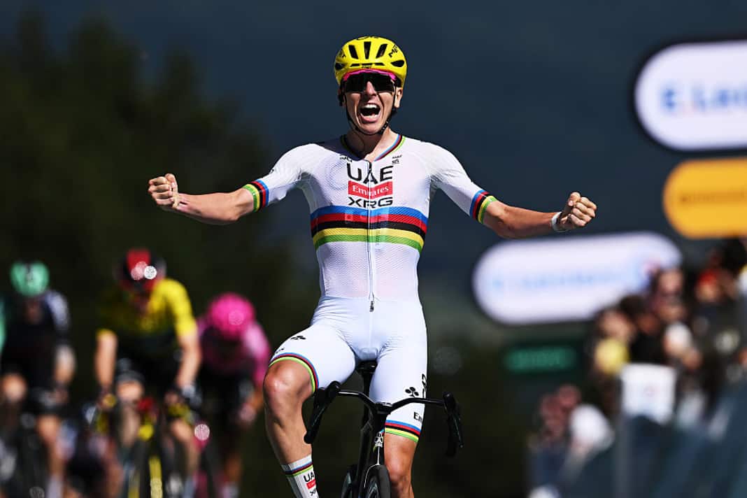 Tadej Pogacar (UAE Team Emirates – XRG) gewinnt die Etappe.
