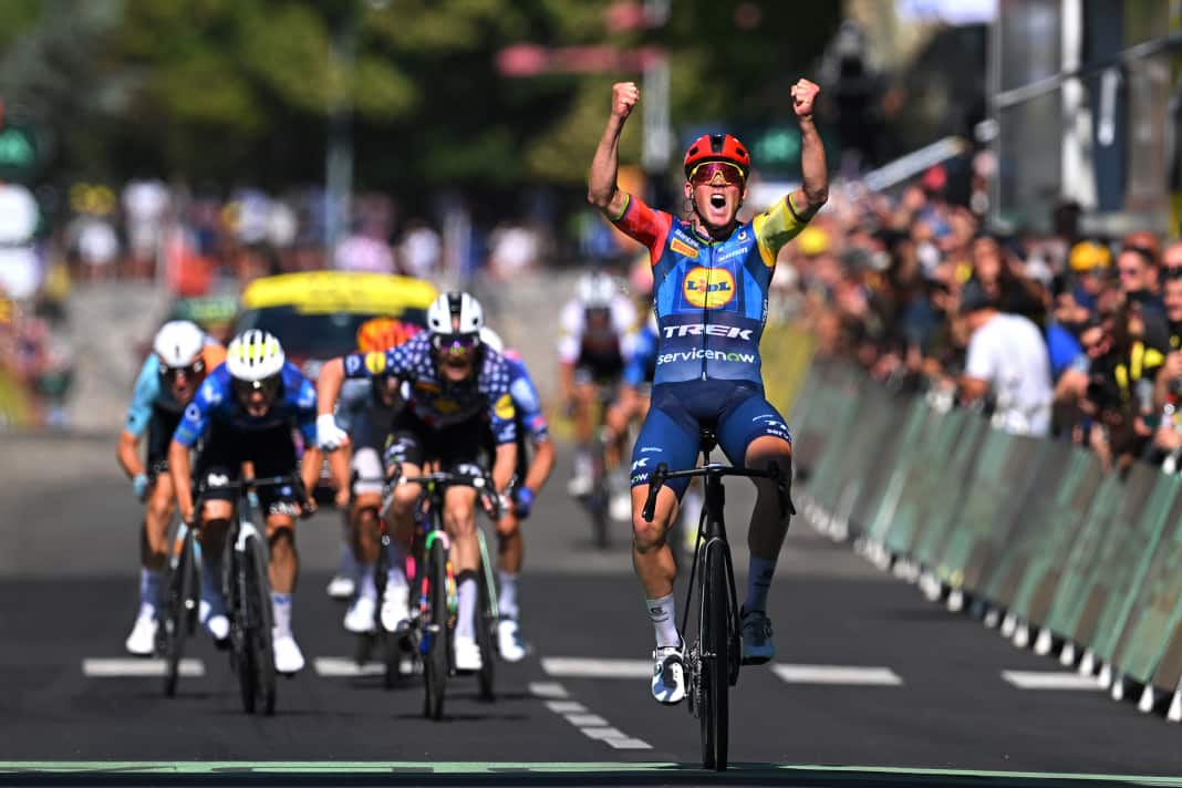 Mads Pedersen vom Team Lidl-Trek hat die Sprintwertung der Tour de France 2026 gewonnen. Mit ihm auf dem Podest: Jasper Philipsen und Biniam Girmay Hailu