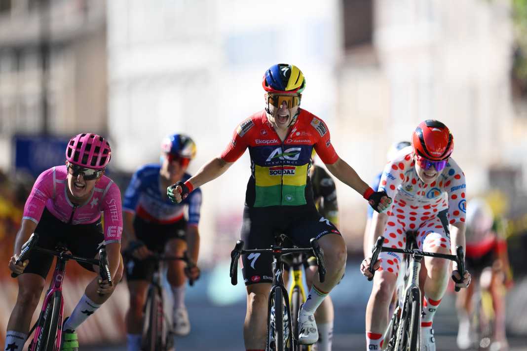 Kimberley Le Court-Pienaar (AG Insurance - Soudal Team) feiert den Etappensieg.
