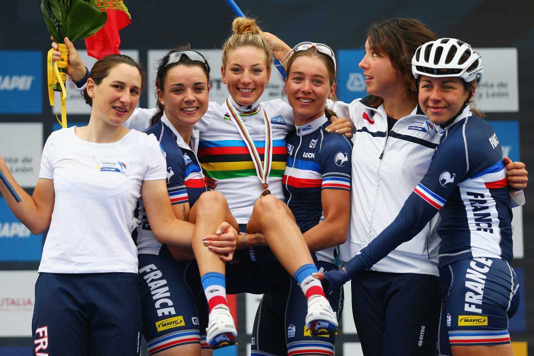 Pauline Ferrand-Prévot, im Regenbogentrikot als Weltmeisterin im Jahr 2014