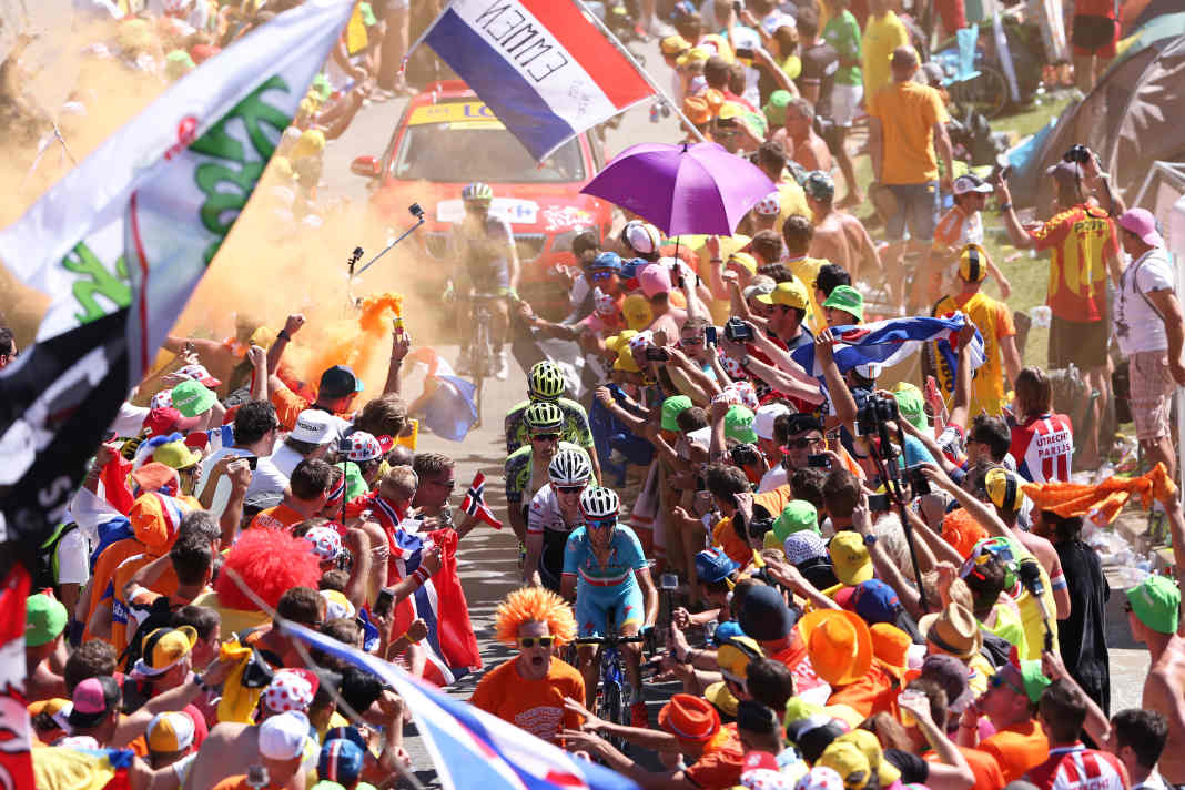 In Alpe d’Huez erwartet die Fahrer bei der Tour de France 2026 - wie hier 2015 - eine unvergleichliche Stimmung am Streckenrand