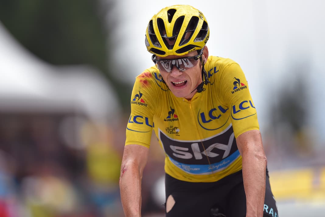 2016 verteidigte Chris Froome die Führung in Saint-Gervais Mont-Blanc an einem schwierigen Tag - nach Sturz und auf dem Rad des Kollegen Geraint Thomas.