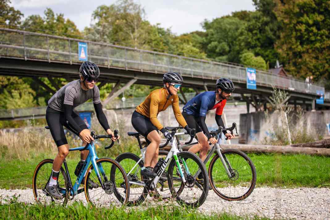 Si vous considérez votre vélo de gravel davantage comme un vélo de course et que vous préféreriez rouler en vélo de route, mais sur du gravier, privilégiez un poids réduit, des pneus fins et rapides, ainsi qu'un cockpit étroit et aérodynamique.