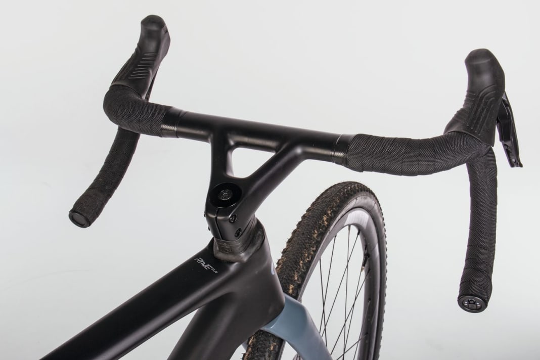 The handlebar unit on the Wilier Rave is unique and sits well in the hand. However, the choice is limited to only two dimensions and the part is extremely expensive to replace
