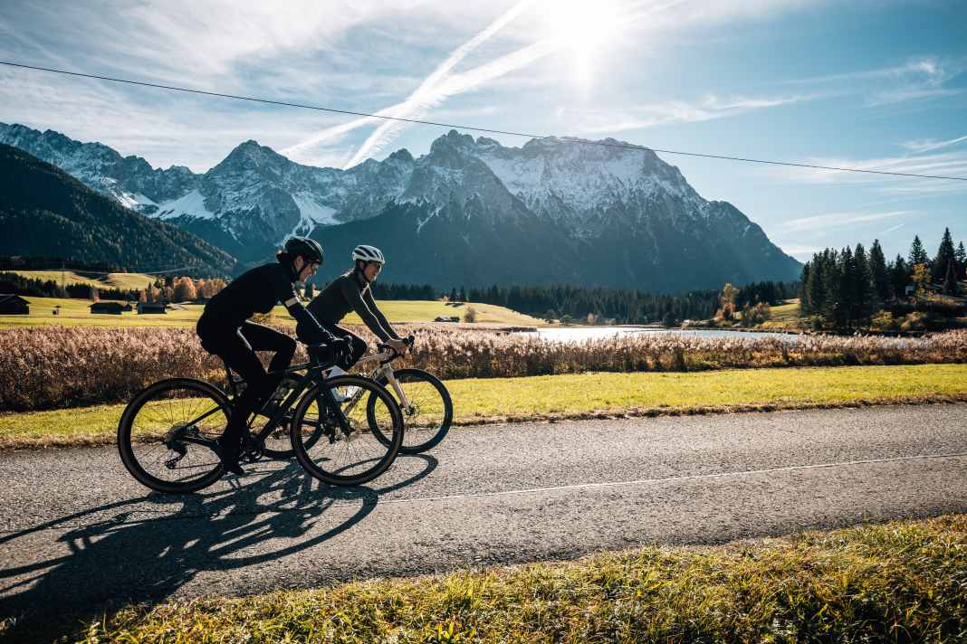 Das Hochgebirge im Auge, angenehm welliges Terrain unter den Reifen.