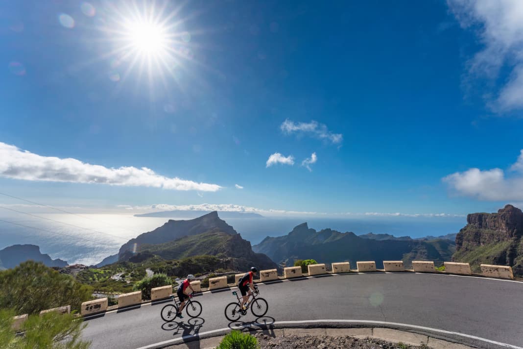 Mountains with a view: from the road in Teno Nature Park, the view extends all the way to La Gomera.