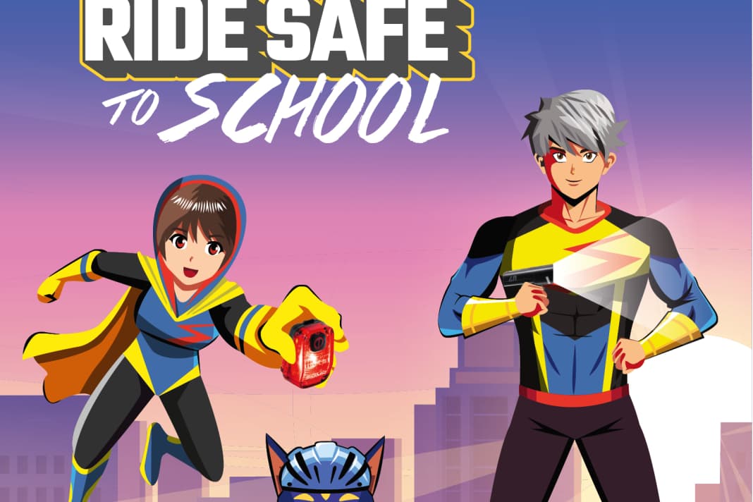 Sigma Ride Save to School: Die Charaktere Nyte, "Captain of Light", und Hiro, der "Safety Commander", sollen den smarten Waschbären Kota und damit stellvertretend alle Radfahrenden in jeder Situation sichtbar und sicher machen.