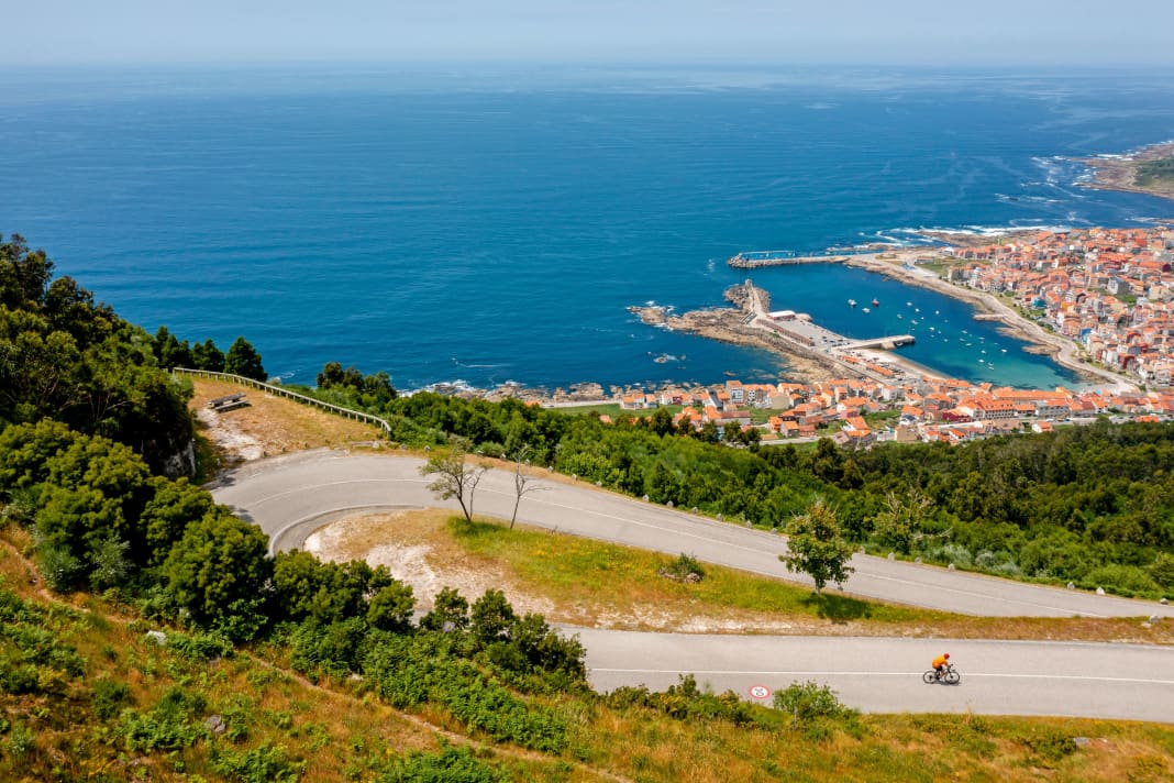 Besuch in Spanien: Die Kehren am Monte de Santa Trega schrauben sich bis 330 Meter hoch über den Atlantik und gewähren Tiefblick auf die spanische Gemeinde A Guarda.