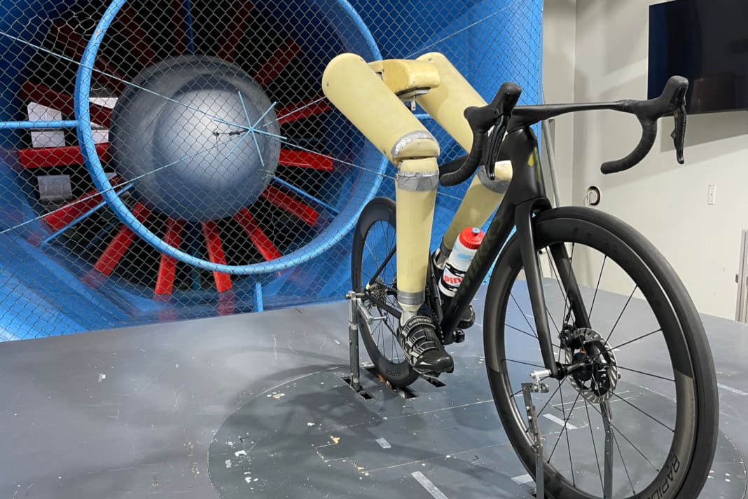 The new Specialized Tarmac already showed its potential on the first test ride. The measurements from the TOUR lab and GST wind tunnel confirm the positive riding impression.