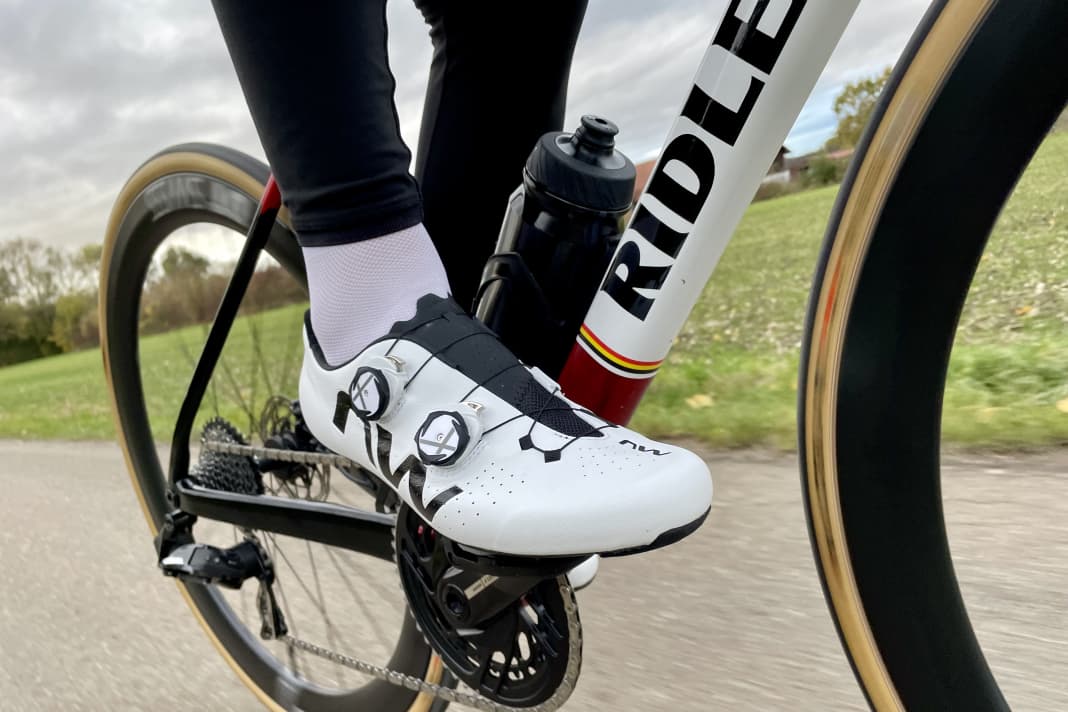 Der neue Highend-Rennradschuh von Northwave hört auf den Namen Veloce Extreme. TOUR konnte das Highend-Modell mit Profi-Flair bereits testen.