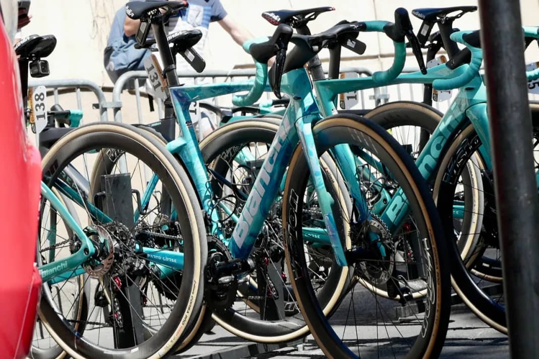 Der Hoffnungsträger der Franzosen fährt auf einem Bianchi Oltre RC in Sonderlackierung