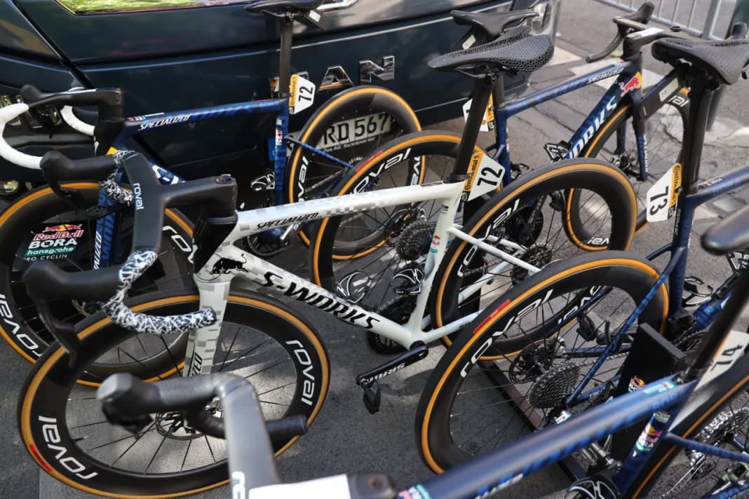 As befits the current white wearer, Florian Lipowitz is riding a white S-Works Tarmac SL8 from Specialized.