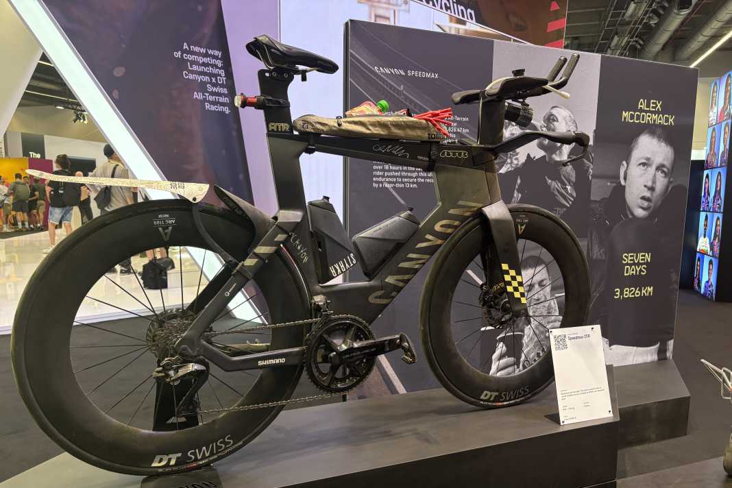 Sept jours à fond : ce vélo de contre-la-montre de Canyon détient un record du monde. Alex McCormack a parcouru plus de 3 800 kilomètres en une semaine avec ce vélo.