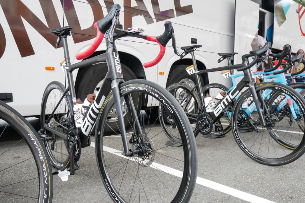 BMC Teammachine in the "Masterpiece" version at the Tour de France: Indications such as the similarity to Stoll frames speak in favour of production at Bike Ahead in Germany. BMC remains officially silent on the matter