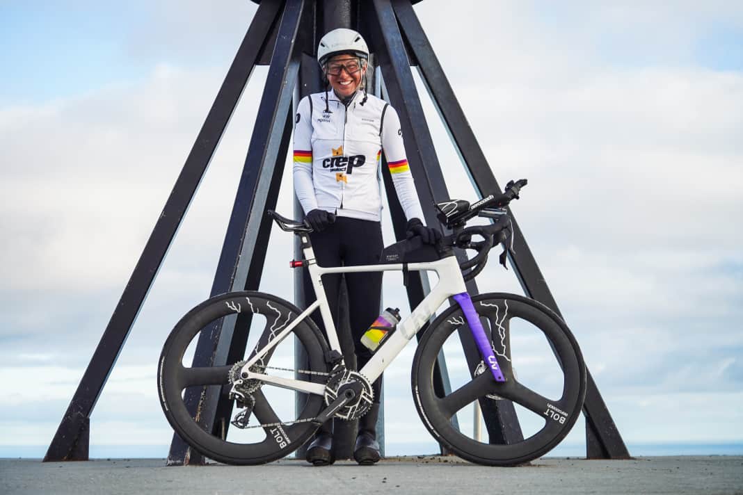 Der schnellste Mensch, der jemals mit dem Rad von Süd nach Nord durch durch Europa gefahren ist, heißt Dr. Sarah Ruggins und ist eine Frau.