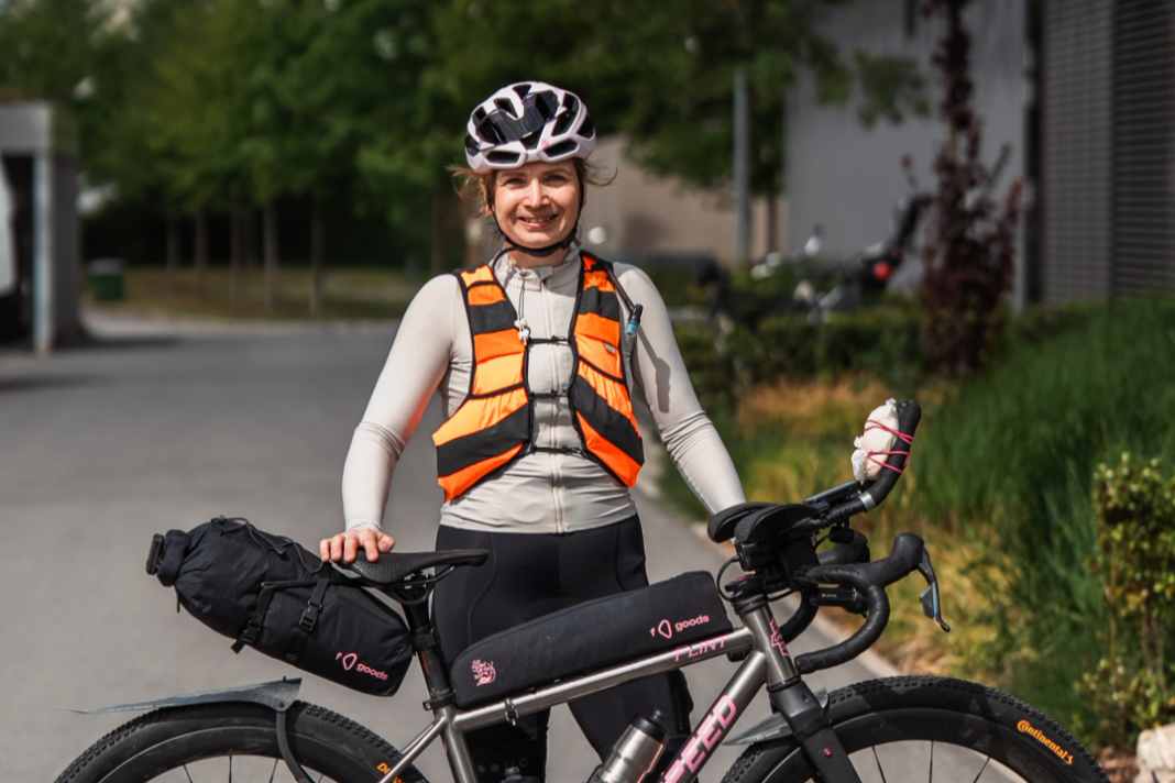 Die Albion Visibility Cargo Vest verbindet Sichtbarkeit mit Stauraum. Wir haben sie unter anderem bei einem Ultracycling-Event getestet