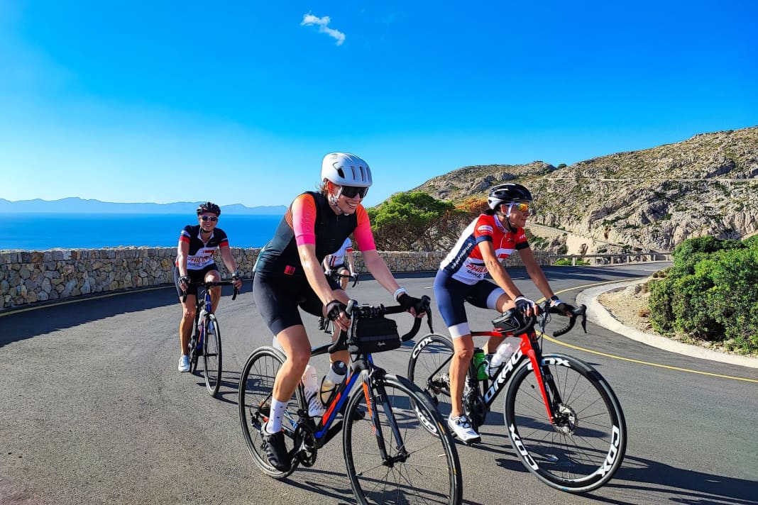 Avec un temps printanier magnifique, l'île de Majorque, dans les Baléares, devient l'eldorado du vélo de course. Et c'est précisément à cette période que le camp d'entraînement TOUR y installe son camp.