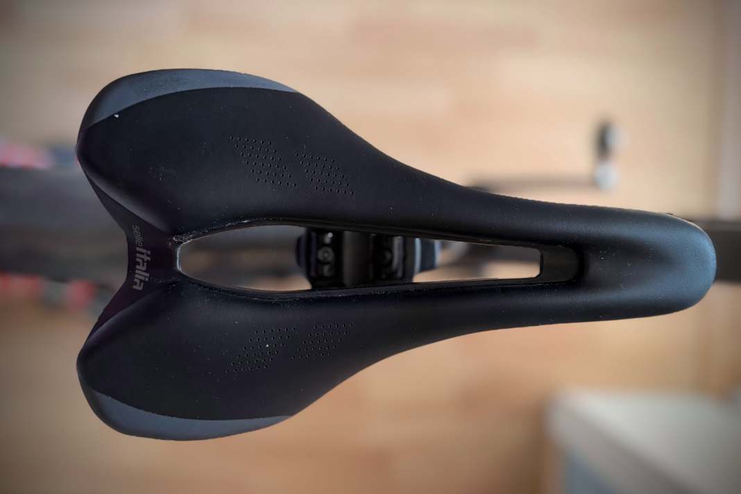La selle Selle Italia SLR Gravel Elite vue de dessus : nez court et large, grand évidement, éléments réfléchissants