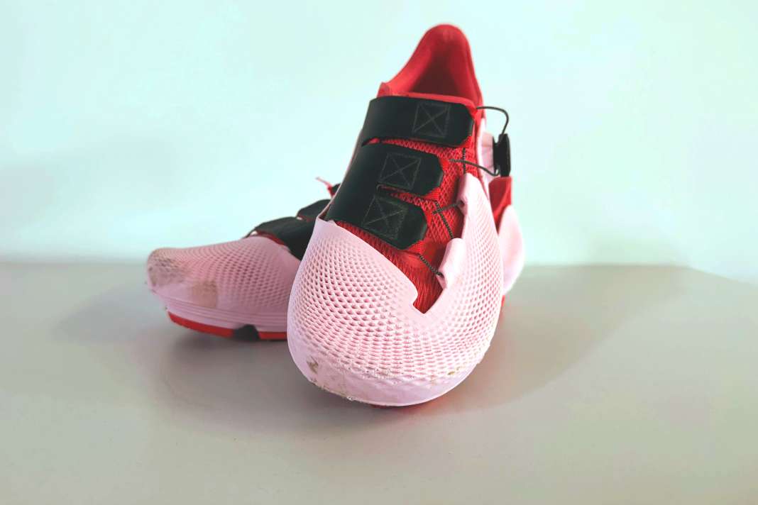 La Hezo Wolfland 01 est une chaussure de gravel imprimée en 3D et fabriquée sur mesure. Il suffit de commander la chaussure, de scanner ses pieds, puis elle est fabriquée.