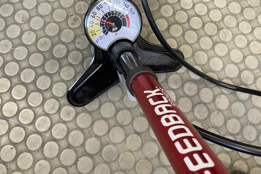 The Pneuma CC stands securely on the floor, the hose measures one metre and the pressure gauge is easy to read