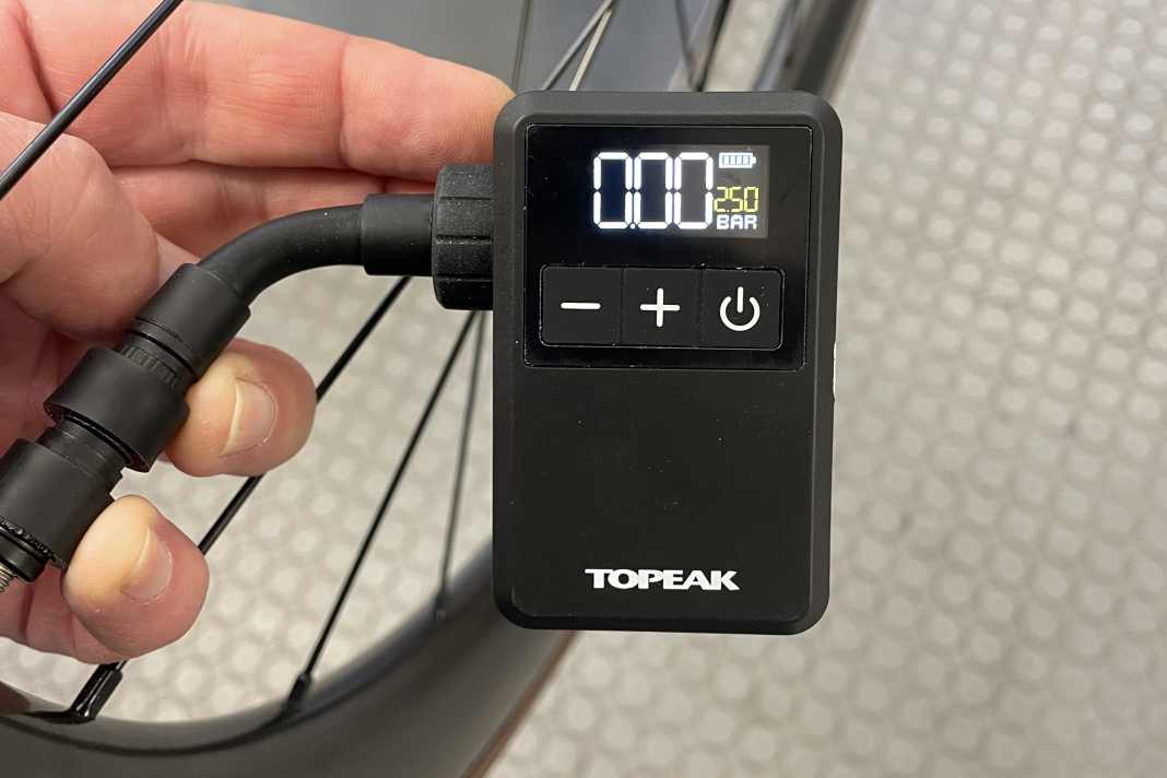 Als Zieldruck ist hier 2,5 Bar eingestellt. Die Schlauchverlängerung erleichtert das Handling