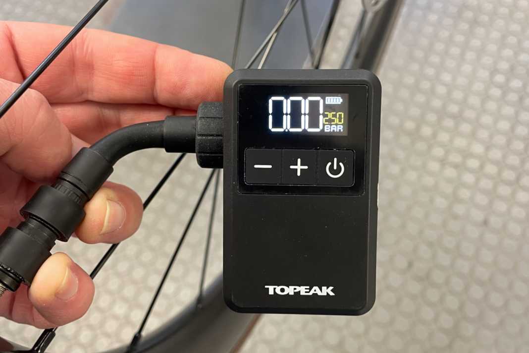 Als Zieldruck ist hier 2,5 Bar eingestellt. Die Schlauchverlängerung erleichtert das Handling