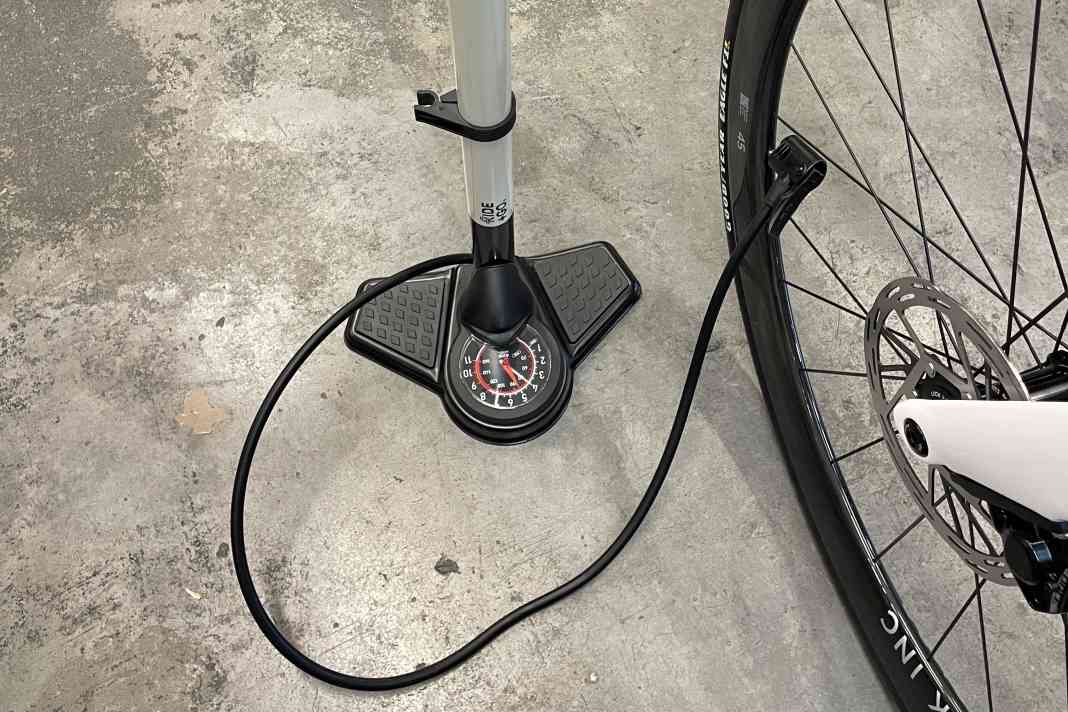 Die Ride+Go Standluftpumpe kostet 8,99 Euro