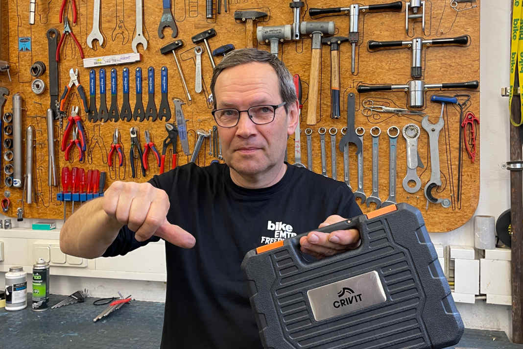 Notre chef d'atelier Hans-Peter Ettenberger a testé le kit d'outils pour vélo de la marque Crivit. Son jugement est partagé