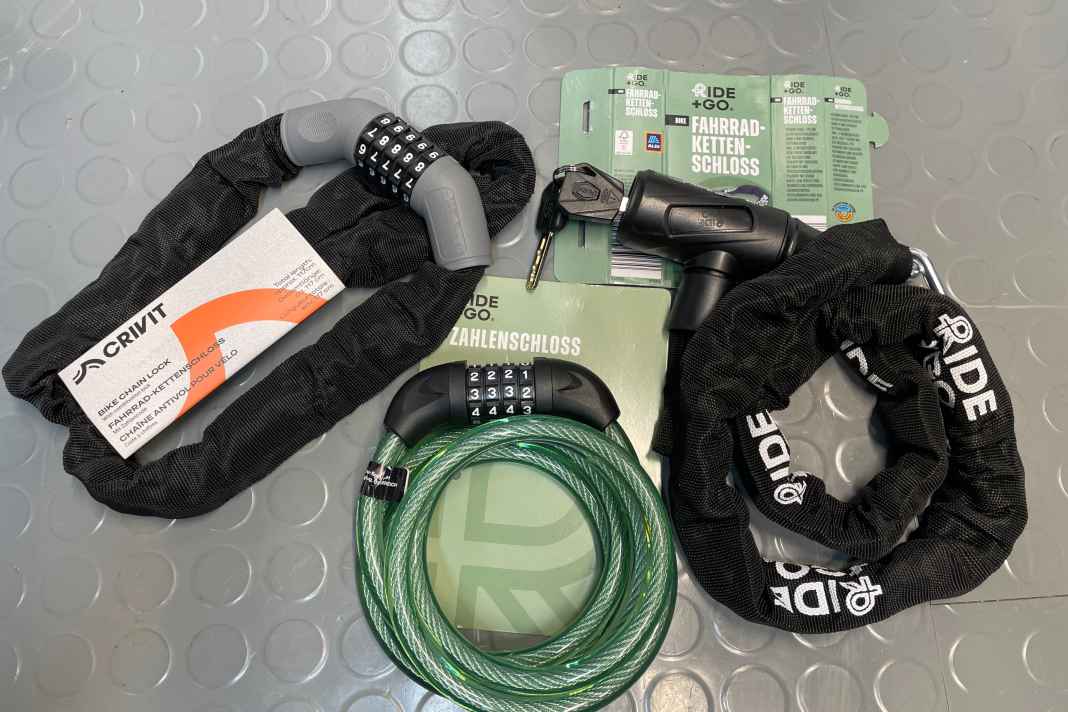 Das Crivit-Schloss von Lidl kostet 4,99 Euro, das Kabelschloss von Aldi 2,99 Euro und das Kettenschloss mit Schlüssel 3,99 Euro