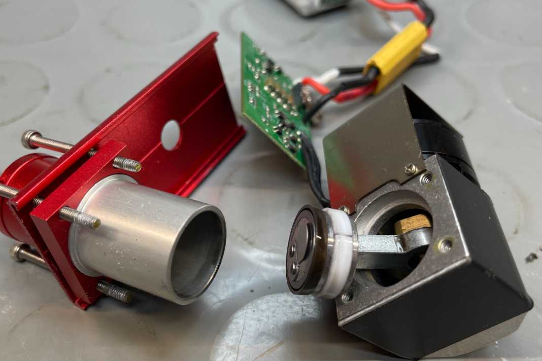 Le petit piston avec joint en caoutchouc a un diamètre d'environ 15 millimètres.