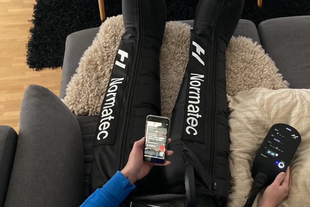 Die Bedienung der Normatec-Boots mit App und Steuerung ist simpel