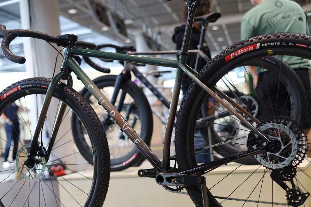 Curve hat die Geometrie fürs 32 Zoll Gravelbike so angepasst, dass die Kontaktpunkte auch in kleinen Rahmengrößen mit der 29er Version vergleichbar sind.