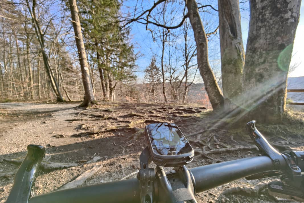 Premier test du Garmin Edge 840 - nous avions certes la variante sans solaire, mais les rayons du soleil tombaient parfaitement pour cette photo.