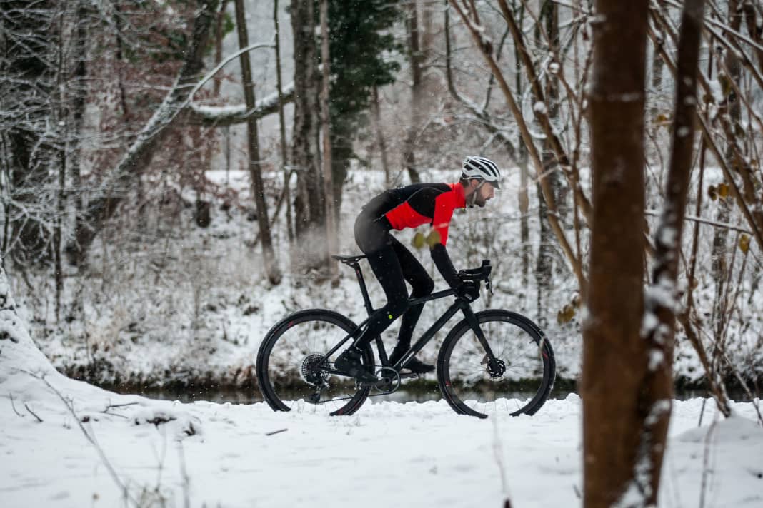 Der 40 Millimeter breite G-One Bite Reifen des Liteville 4-One Mk2 von Schwalbe, tubeless auf extraweiten Syntace-Carbonfelgen montiert, beißt sich mit knapp zwei Bar befüllt souverän auch durch Schnee und Eis.