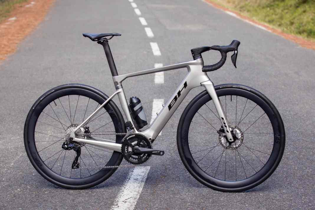 Schickes Rahmendesign, kraftvoller Motor, dicker Akku: BH schlägt mit dem iRS1 über die üblichen Stränge.