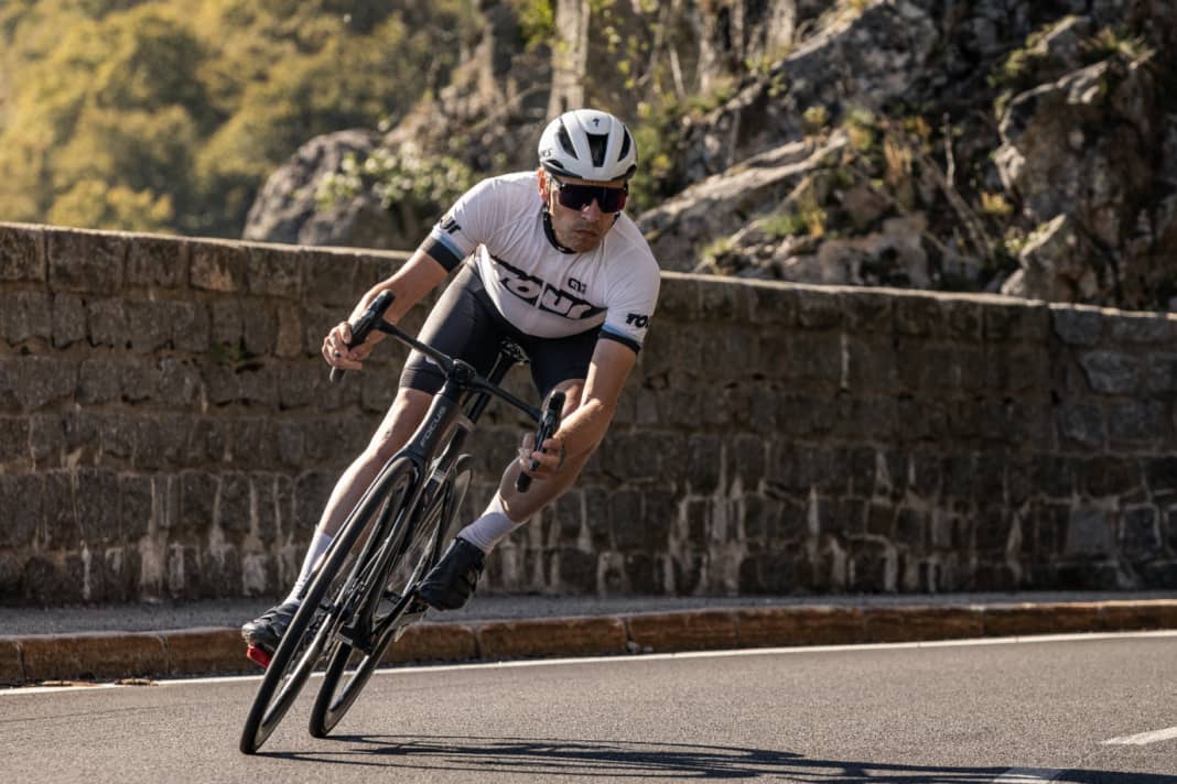 Focus offre à l'Izalco Max une mise à jour complète. La machine de course optimisée pour l'aéro est disponible en deux qualités de carbone différentes.