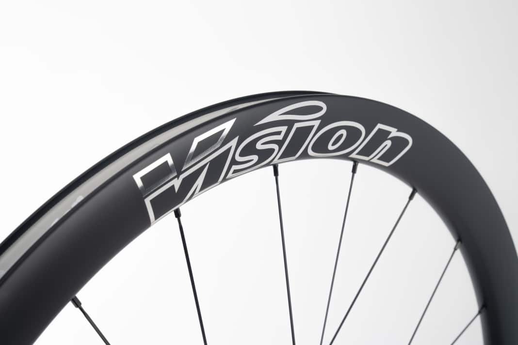 Les nouvelles roues sont dotées d'inscriptions argentées réfléchissantes.