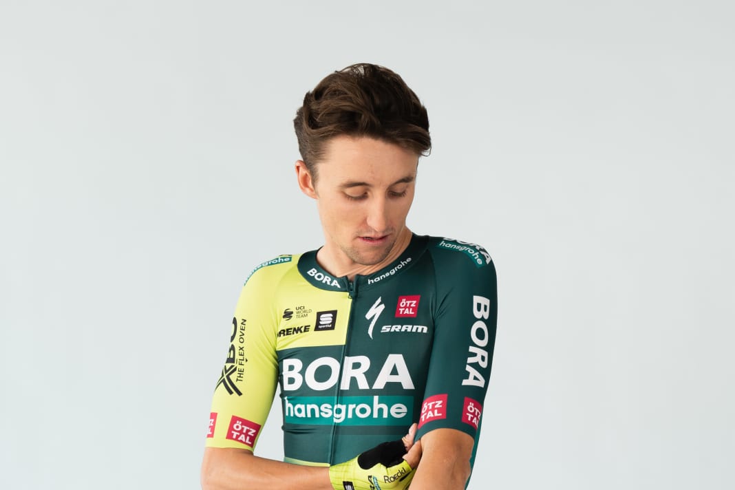 Jai Hindley montre le nouveau maillot de Bora-Hansgrohe