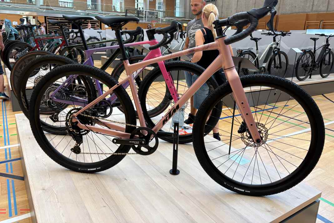 KTM Gravelator 30, année 2027 : vélo de gravel d'entrée de gamme avec cadre en aluminium, fourche en carbone, freins à disque hydrauliques et transmission Shimano CUES – complet à 899 euros.
