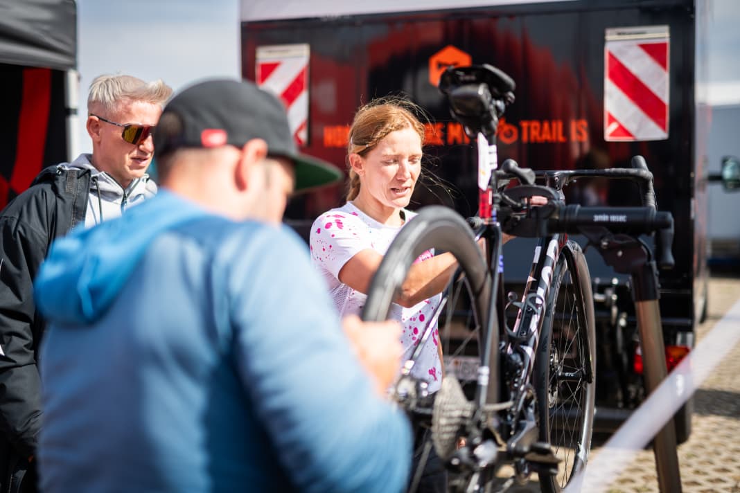 Startvorbereitungen im Camp von bike-components