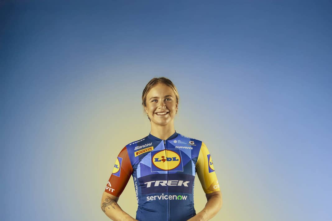 Das neue Trikot vom Team Lidl-Trek getragen von Emma Ccecilie Norsgaard und ...