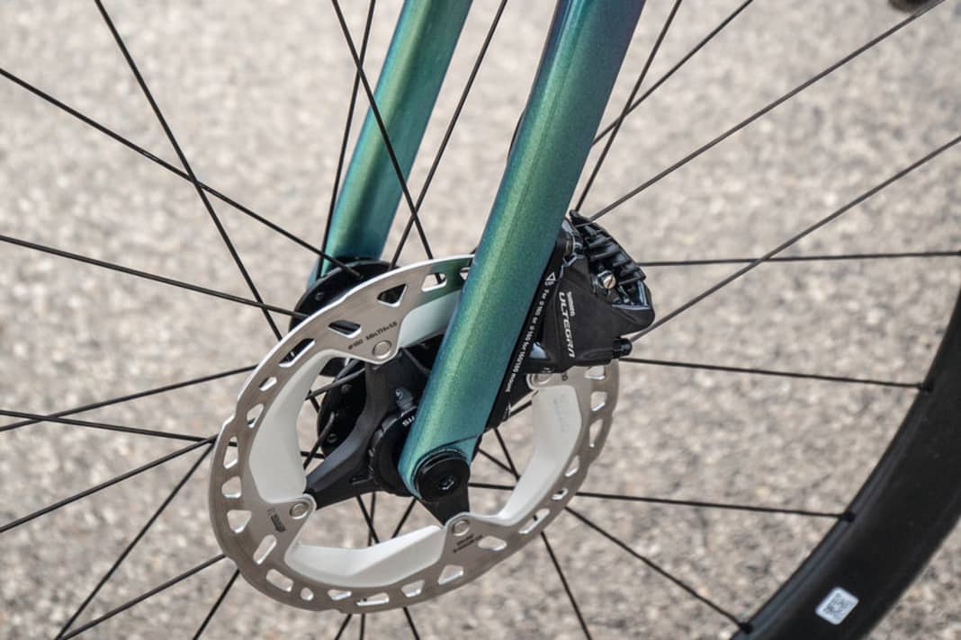 Die neue, leichte Gabel lässt genug Raum für 32 Millimeter breite (Tubeless-)Reifen