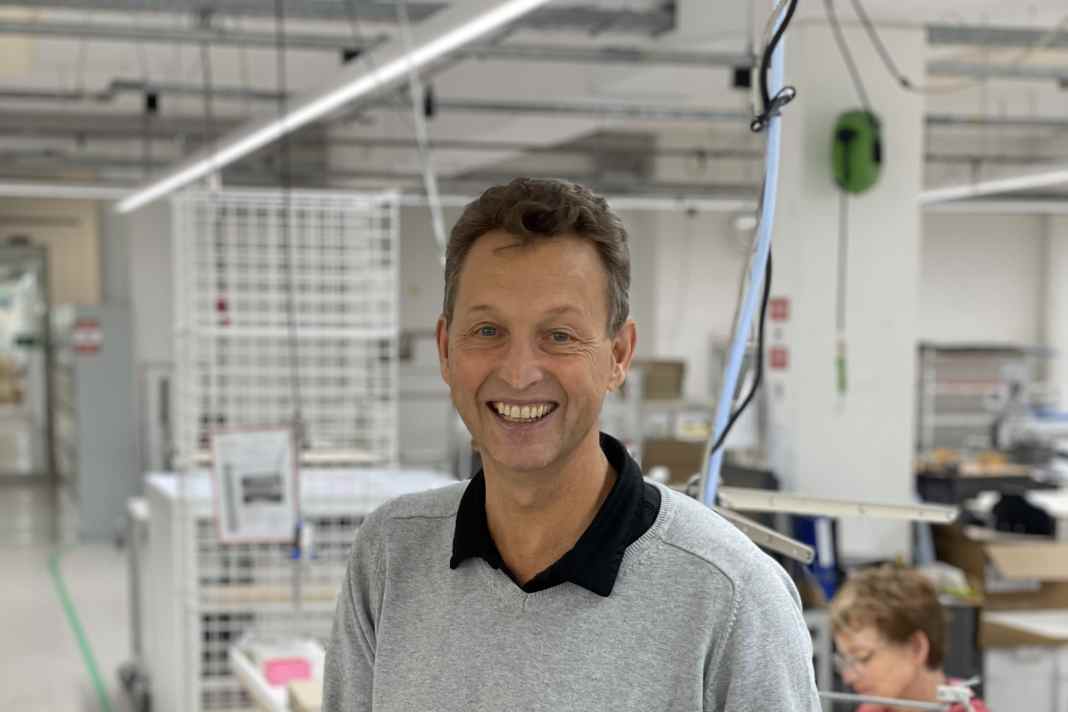 Otto Leodolter, directeur général de Löffler, tient le DNP Sport 2025 entre ses mains. Il considère cette distinction comme une reconnaissance de l'excellent travail de toute son équipe.