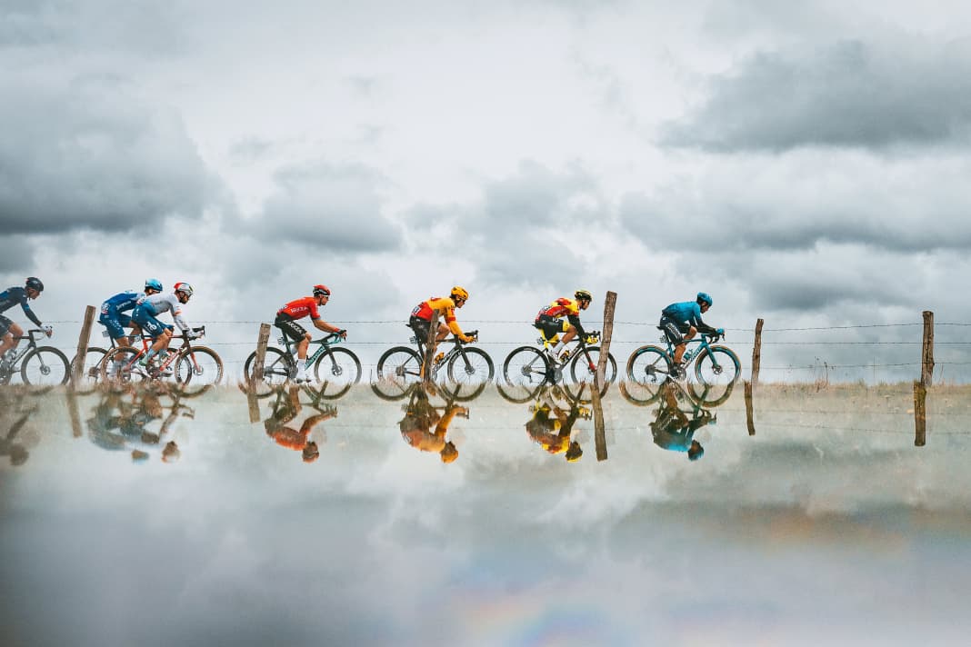 Radrennen im Frühjahr: Zur Klassikersaison gehört raues Wetter. Bei Lüttich-Bastogne-Lüttich (im Bild) ­radelten die Profis durch die nasskalte Wallonie. Auch bei der Flandern-Rundfahrt drei Wochen zuvor hatte kalter Wind Peloton und Fans am Straßenrand gequält.