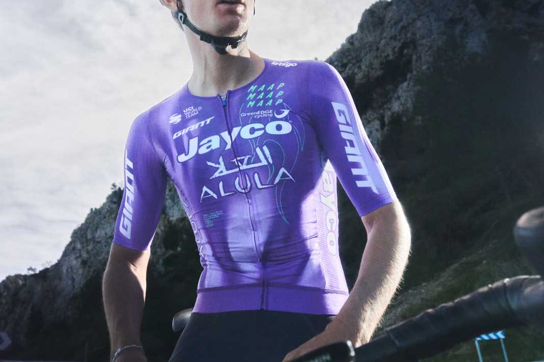 The Jayco AlUla team jersey has been enhanced with flames in a bright green colour and comes from Maap
