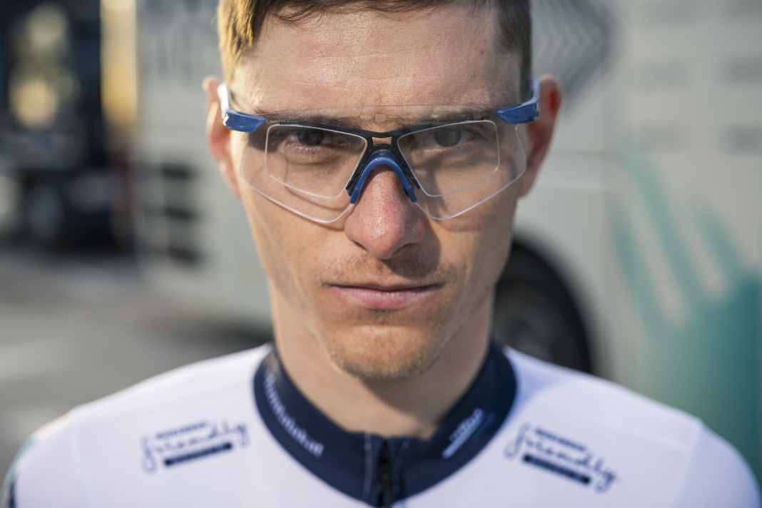 Die neue Rudy Project Astral Sphere Sportbrille hat nun kugelförmig gewölbte Gläser - im Gegensatz zur Astral X, die letztes Jahr rauskam. Matej Mohoric fährt bereits mit dem neuen Modell.