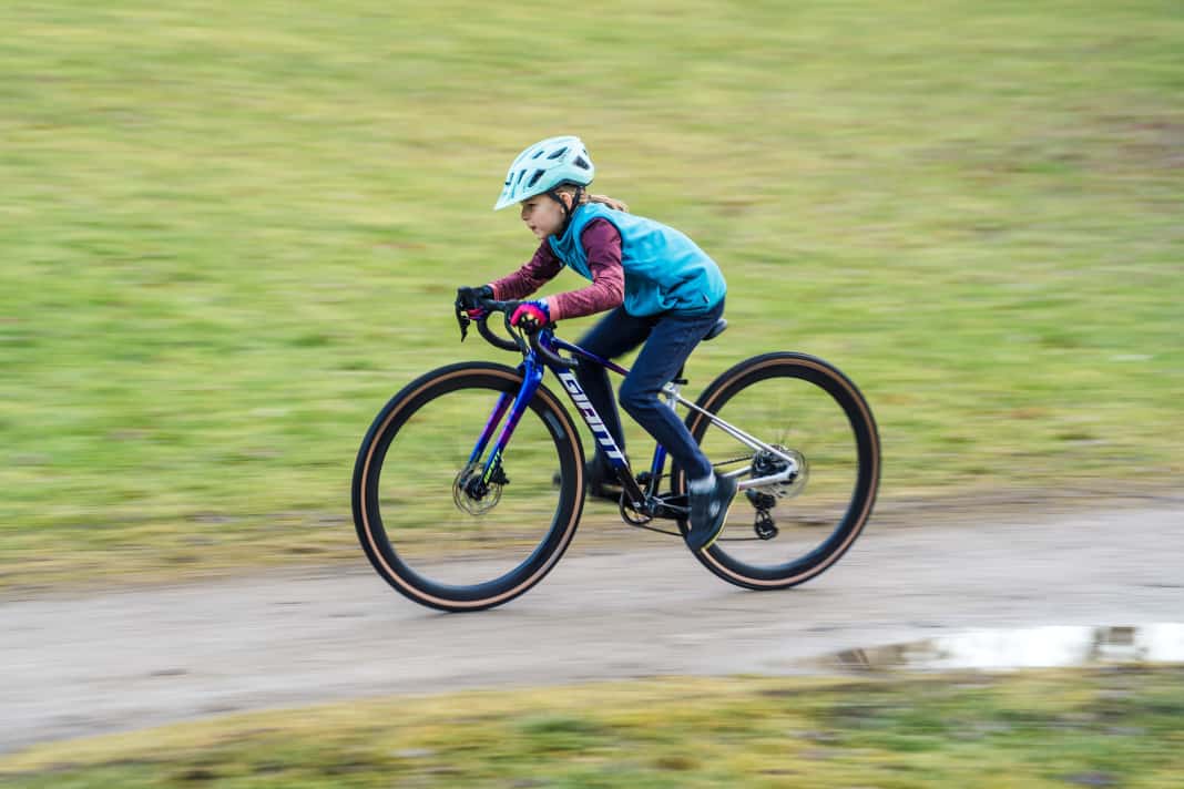 Das Rad lässt sich als Straßenrenner oder Gravelbike nutzen und ist mit elektronischer Schaltung und hydraulischen Scheibenbremsen auf dem neusten Stand der Technik